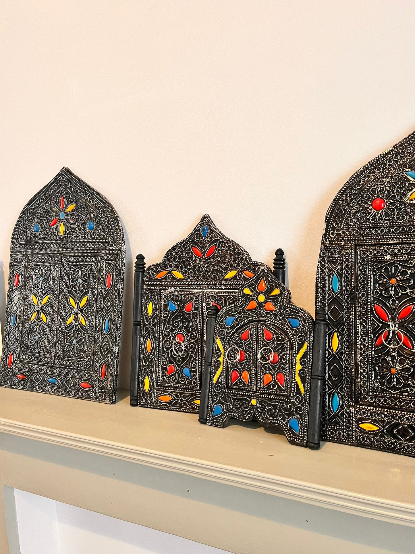 Handgemaakte Marokkaanse Spiegel - Metaal en Steen, Drie Maten Beschikbaar: Groot (42x28cm), Medium (32x26cm), Mini (23x19cm)